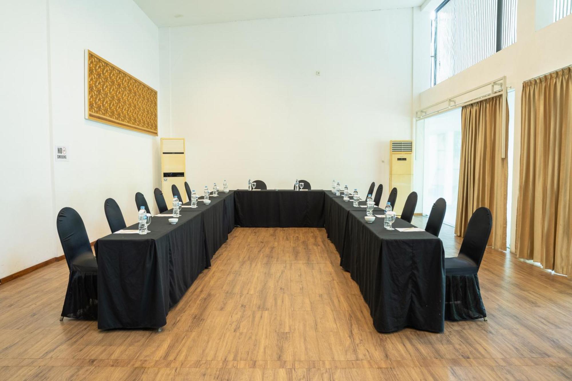 לווק Estrella Hotel & Conference מראה חיצוני תמונה