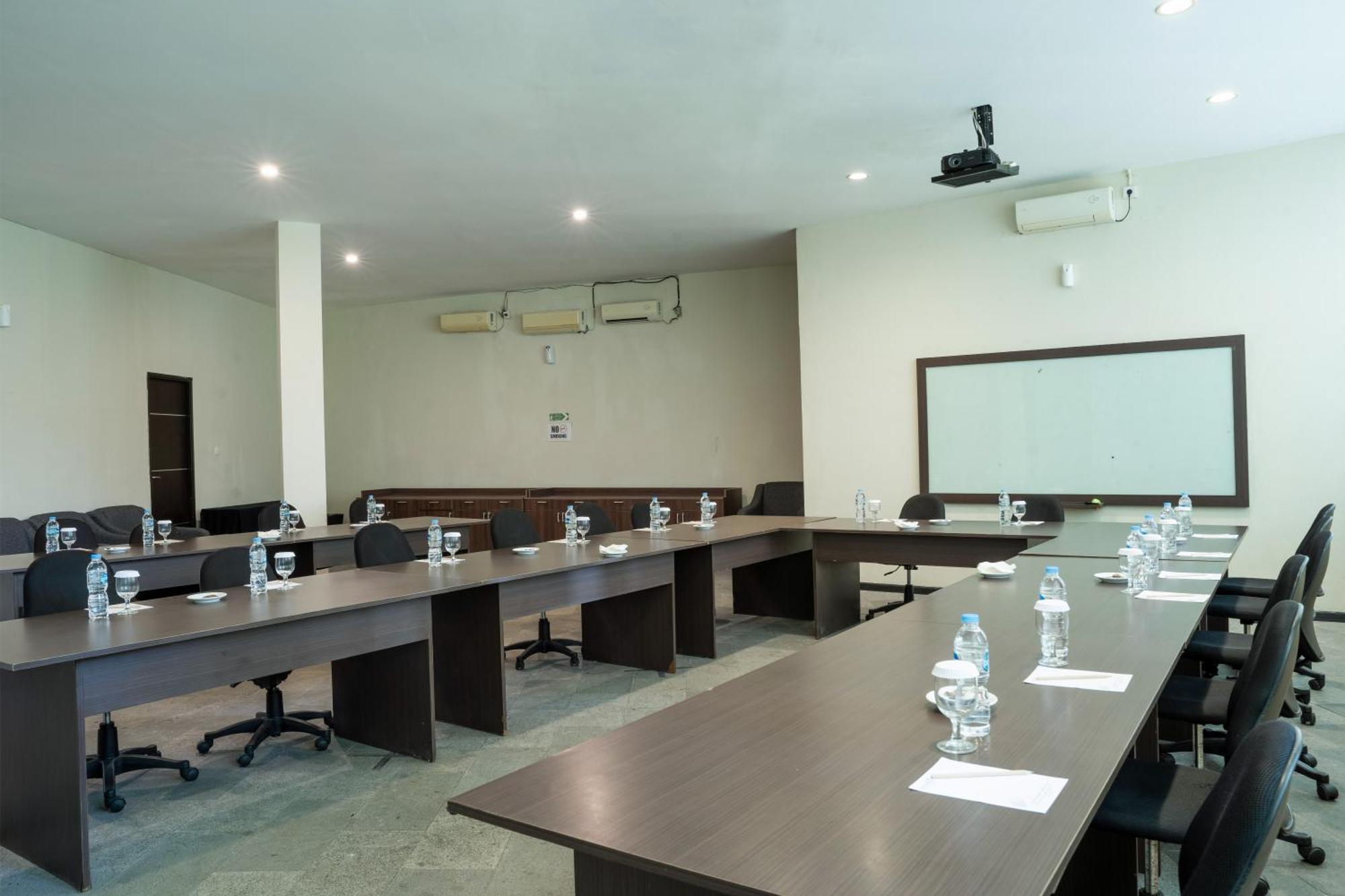 לווק Estrella Hotel & Conference מראה חיצוני תמונה